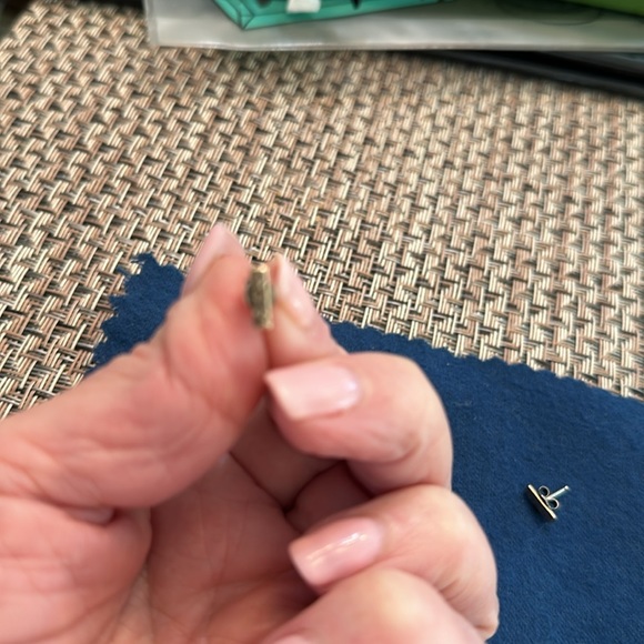 Samantha McIntosh 14k gold bar earrings. - Picture 4 of 4